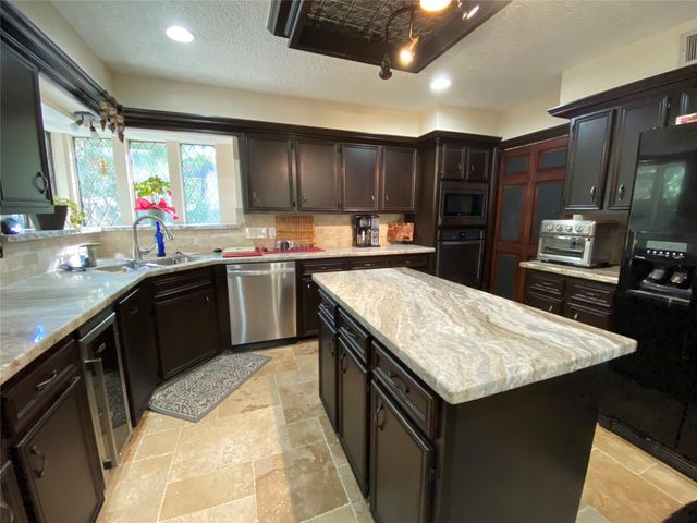 28 Tangle Brush Drive, The Woodlands, TX 77381