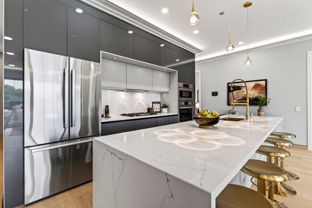 2024 W Irving Park Road 302, Chicago, IL 60618