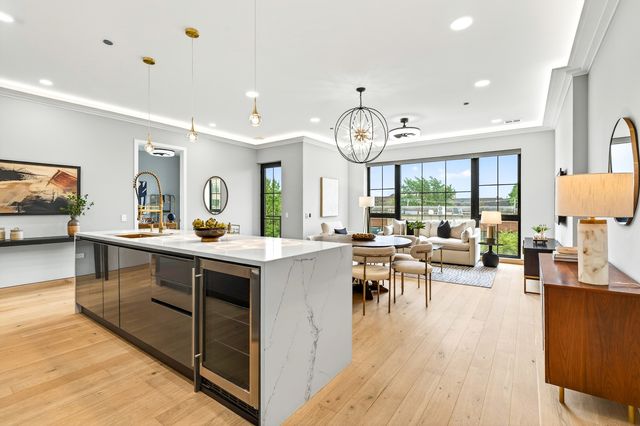 2024 W Irving Park Road 302, Chicago, IL 60618