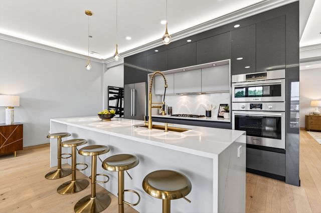 2024 W Irving Park Road 302, Chicago, IL 60618