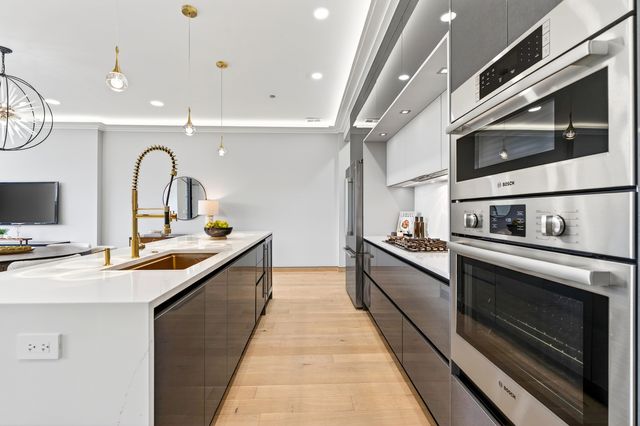 2024 W Irving Park Road 302, Chicago, IL 60618