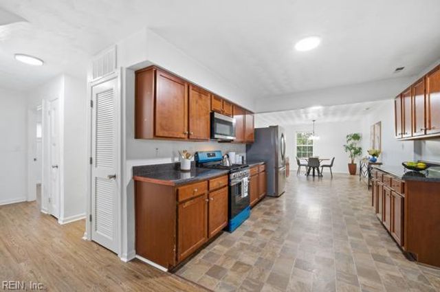 1013 Hunting Hill LN, Virginia Beach, VA 23455