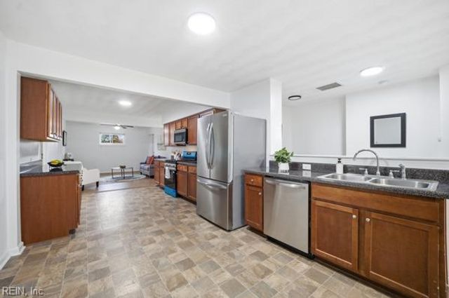 1013 Hunting Hill LN, Virginia Beach, VA 23455