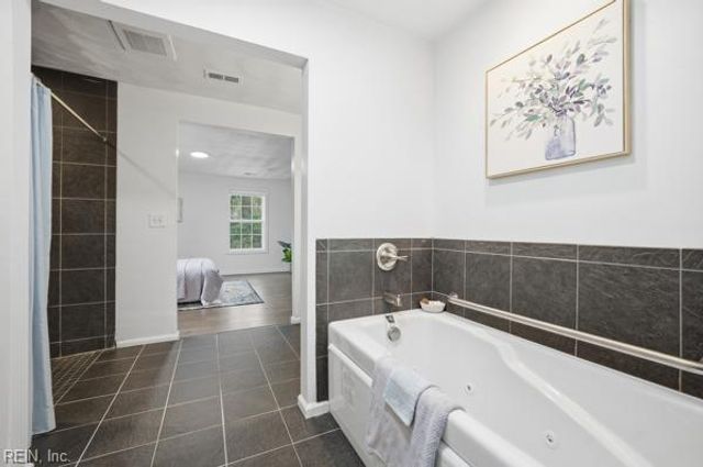 1013 Hunting Hill LN, Virginia Beach, VA 23455