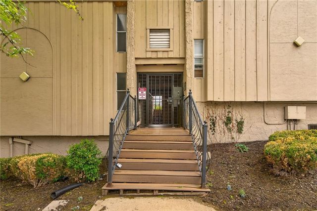 1111 W 46th Street 8, Kansas City, MO 64112