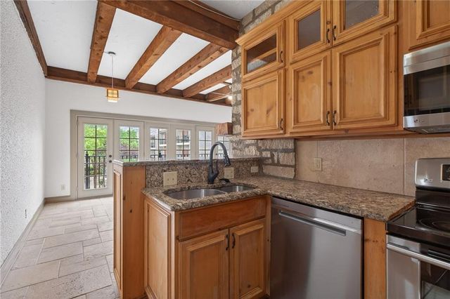 1111 W 46th Street 8, Kansas City, MO 64112