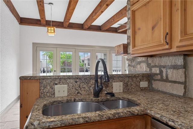 1111 W 46th Street 8, Kansas City, MO 64112