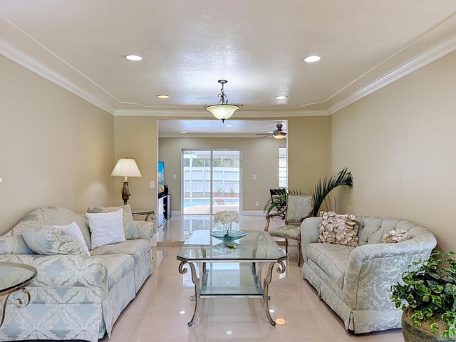 851 E Plantation Circle, Plantation, FL 33324