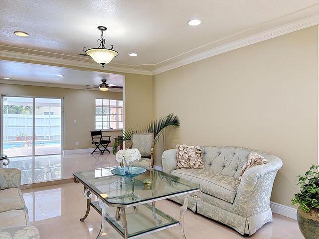 851 E Plantation Circle, Plantation, FL 33324