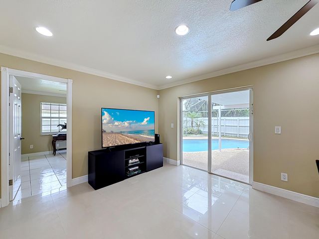 851 E Plantation Circle, Plantation, FL 33324