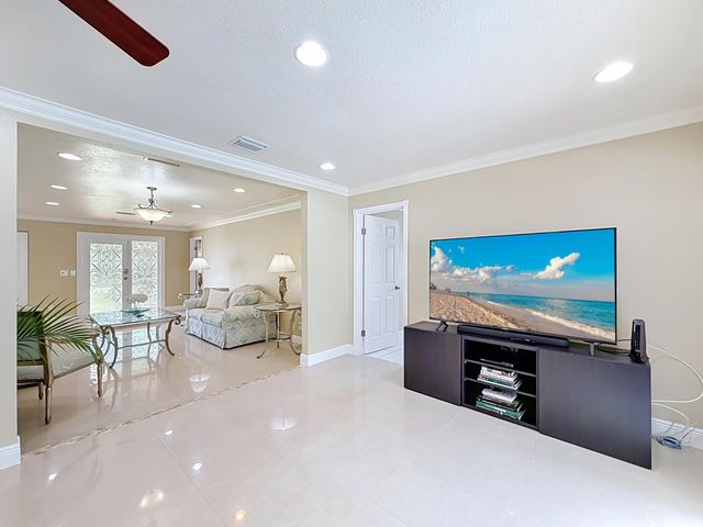 851 E Plantation Circle, Plantation, FL 33324