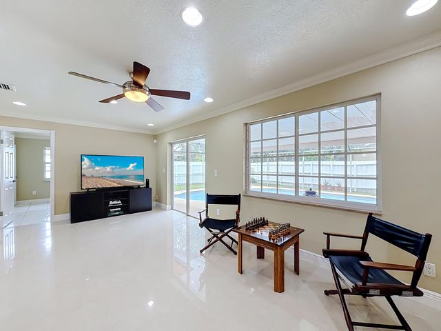 851 E Plantation Circle, Plantation, FL 33324