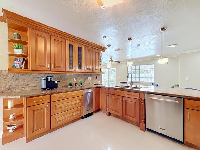 851 E Plantation Circle, Plantation, FL 33324