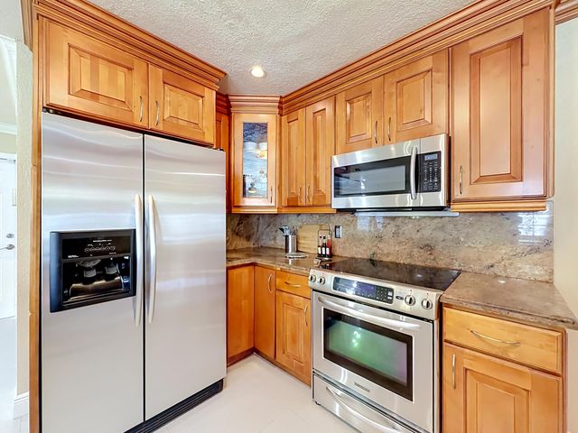 851 E Plantation Circle, Plantation, FL 33324