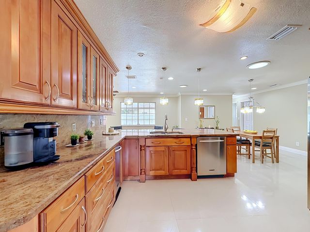 851 E Plantation Circle, Plantation, FL 33324