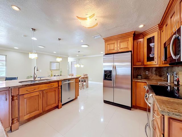 851 E Plantation Circle, Plantation, FL 33324