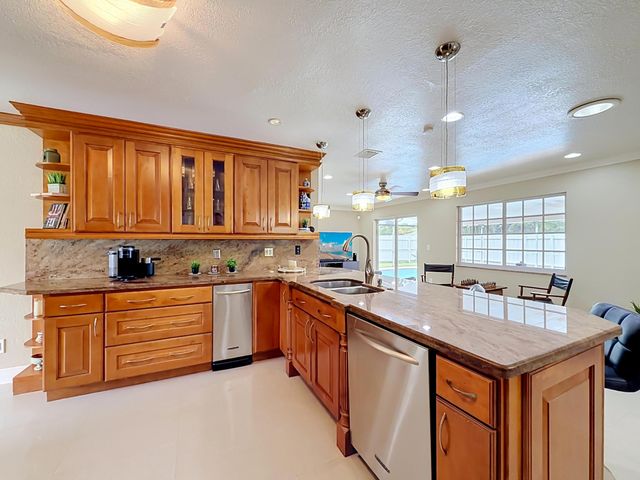 851 E Plantation Circle, Plantation, FL 33324