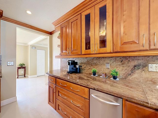 851 E Plantation Circle, Plantation, FL 33324