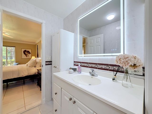 851 E Plantation Circle, Plantation, FL 33324