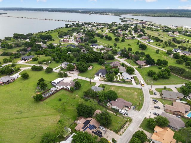 127 Port O Call Court, Runaway Bay, TX 76426