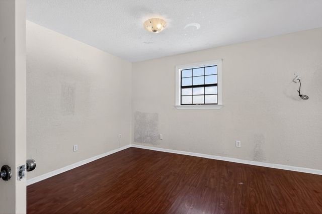 712 E Peach Street, Angleton, TX 77515
