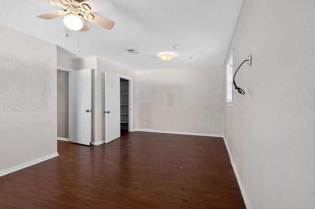 712 E Peach Street, Angleton, TX 77515