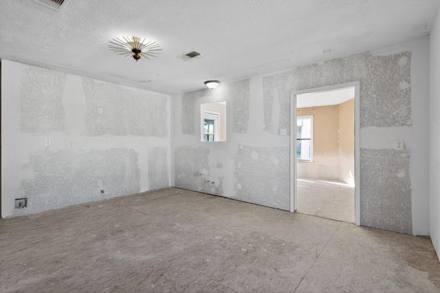 712 E Peach Street, Angleton, TX 77515