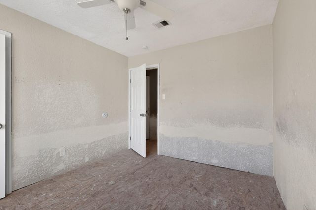 712 E Peach Street, Angleton, TX 77515