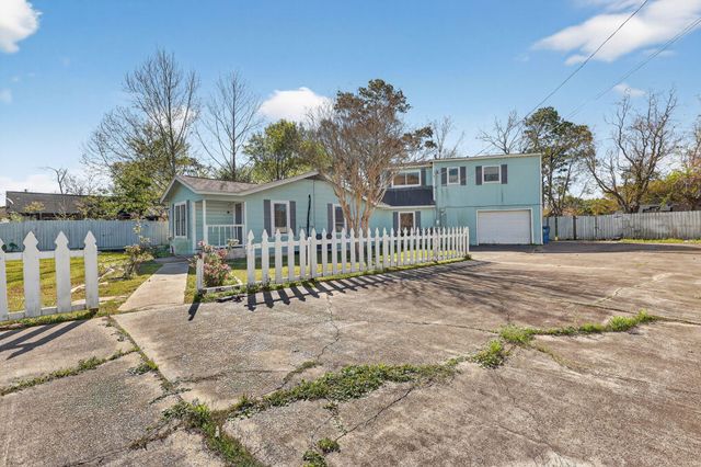 712 E Peach Street, Angleton, TX 77515