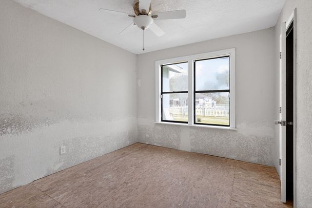 712 E Peach Street, Angleton, TX 77515