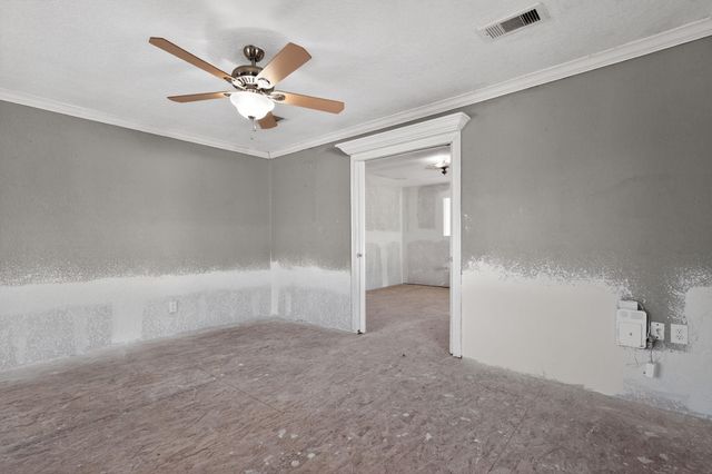 712 E Peach Street, Angleton, TX 77515