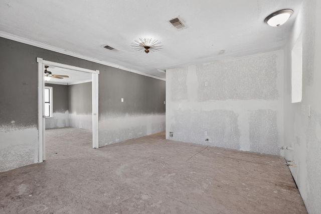 712 E Peach Street, Angleton, TX 77515