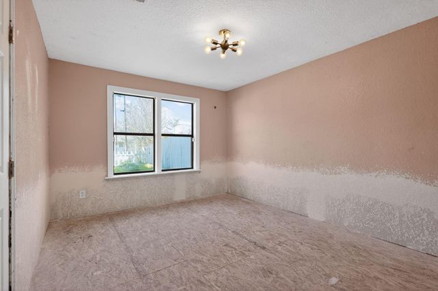 712 E Peach Street, Angleton, TX 77515