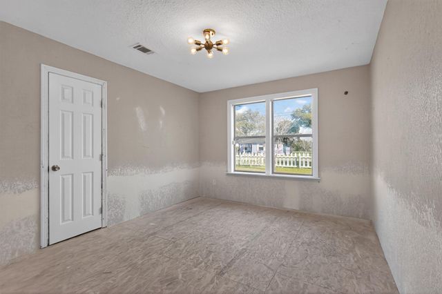 712 E Peach Street, Angleton, TX 77515