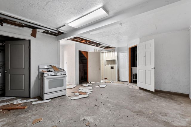 712 E Peach Street, Angleton, TX 77515