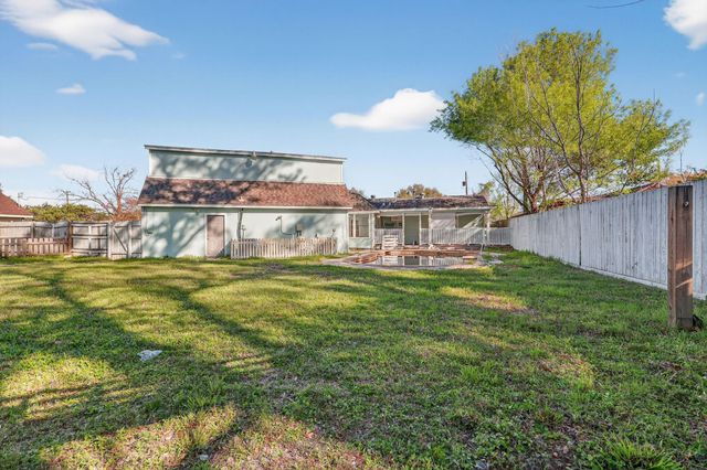 712 E Peach Street, Angleton, TX 77515