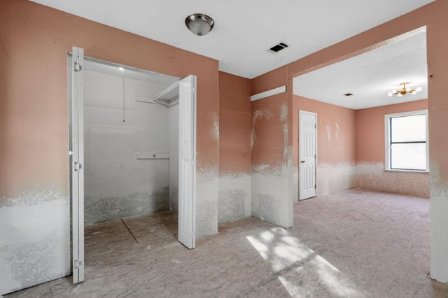 712 E Peach Street, Angleton, TX 77515