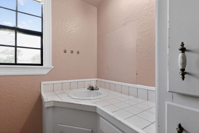 712 E Peach Street, Angleton, TX 77515
