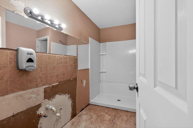 712 E Peach Street, Angleton, TX 77515