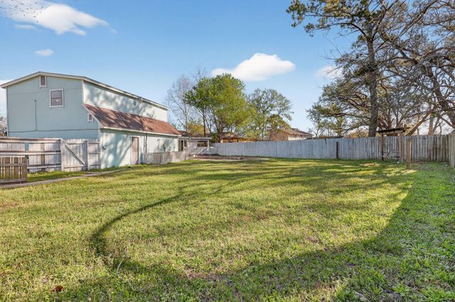 712 E Peach Street, Angleton, TX 77515