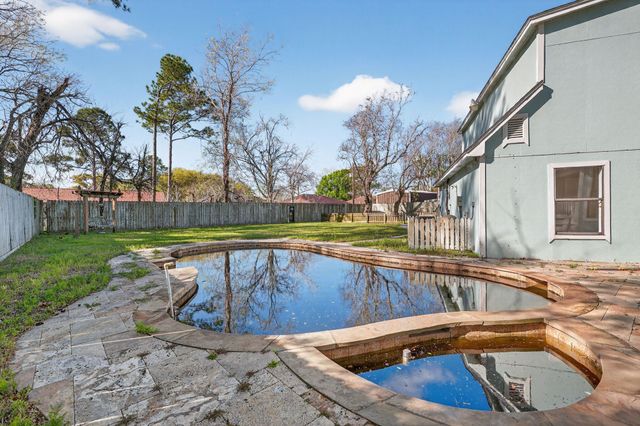 712 E Peach Street, Angleton, TX 77515