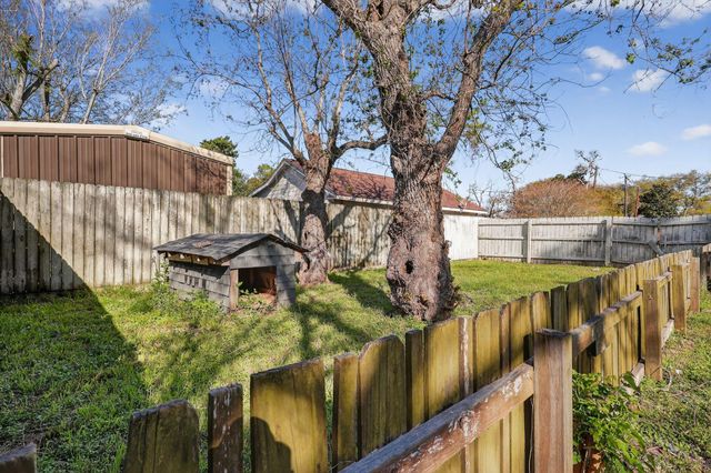 712 E Peach Street, Angleton, TX 77515