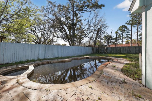 712 E Peach Street, Angleton, TX 77515