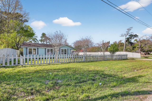 712 E Peach Street, Angleton, TX 77515