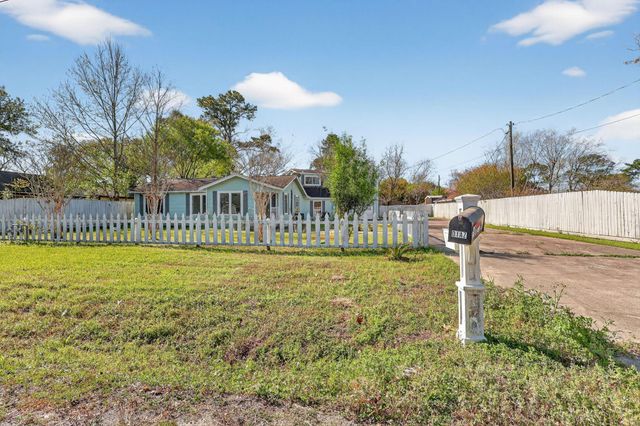 712 E Peach Street, Angleton, TX 77515