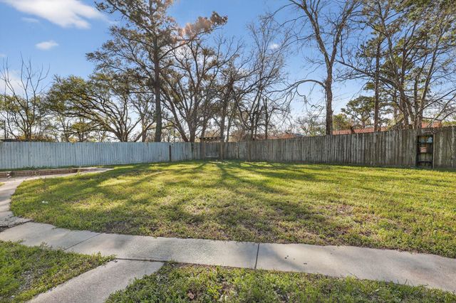 712 E Peach Street, Angleton, TX 77515