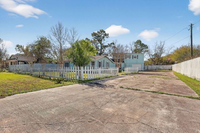 712 E Peach Street, Angleton, TX 77515