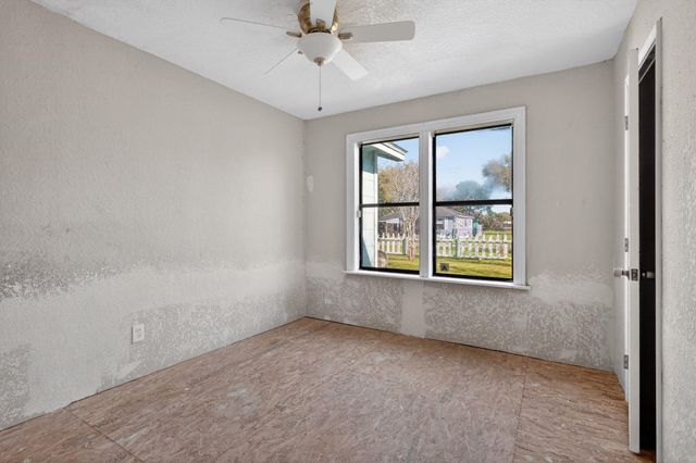 712 E Peach Street, Angleton, TX 77515