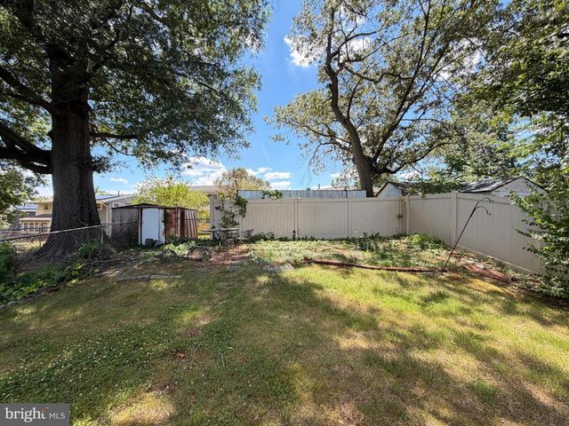 800 BOOKER DR, Capitol Heights, MD 20743