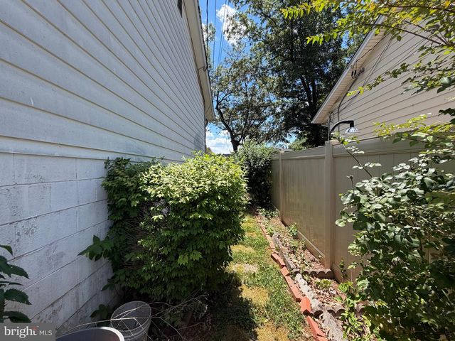 800 BOOKER DR, Capitol Heights, MD 20743